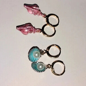 2 Pair of cute earrings Gold tone‎